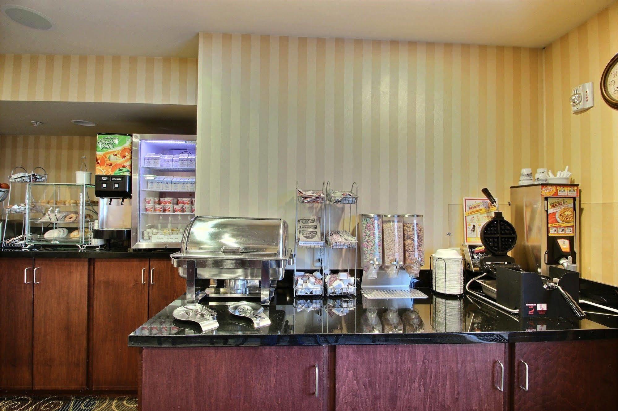 Boarders Inn & Suites By Cobblestone Hotels - Oshkosh Exteriér fotografie