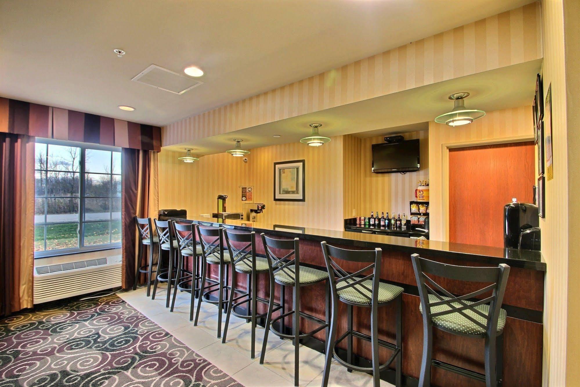 Boarders Inn & Suites By Cobblestone Hotels - Oshkosh Exteriér fotografie